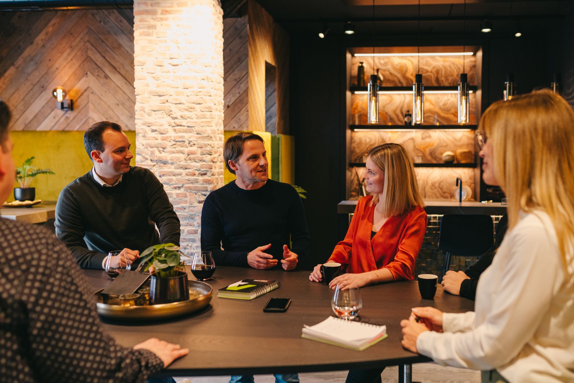 Dominic staat aan tafel en coach het team van Creatic